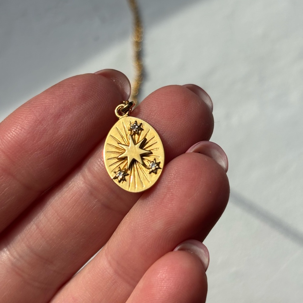 Mejuri Gold Starburst Pendant Necklace - Picture 3 of 4